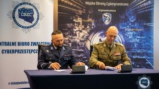 Podpisanie porozumienia. Od lewej: Komendant CBZC insp. Wojciech Olszowy, Dowódca WOC gen. bryg. dr. Inż. Mariusz Chmielewski