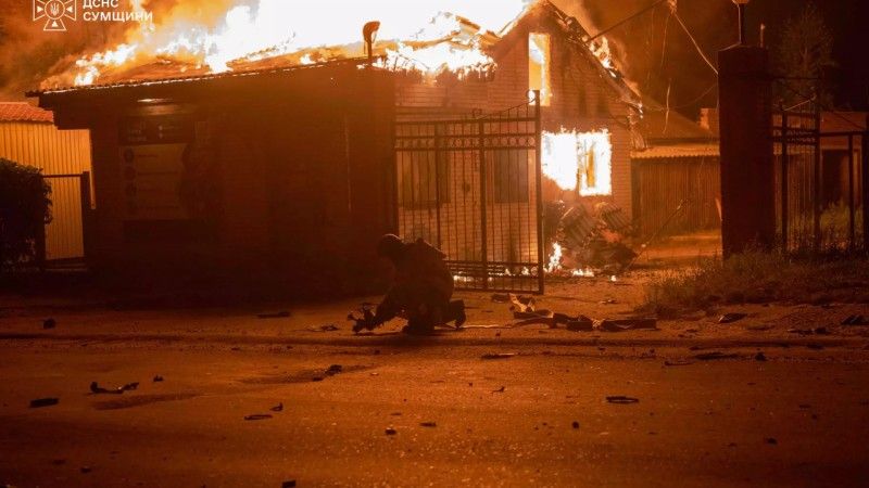 Ukraińskie służby gaszą pożary wywołane rosyjskim ostrzałem w obwodzie sumskim