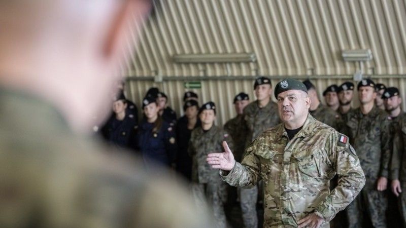 Szef Sztabu Generalnego Wojska Polskiego gen. Wiesław Kukuła odwiedza Morską Jednostkę Rakietową, lipiec 2026 roku. W tle marynarze MJR.