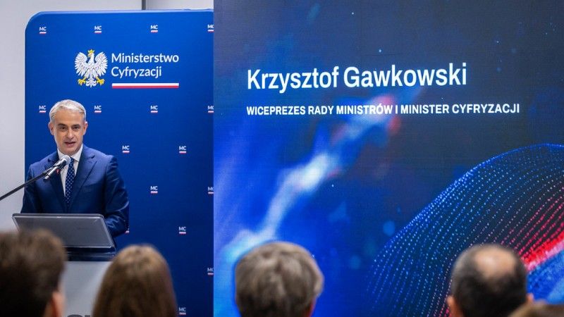 Minister cyfryzacji zwrócił się do Komisji Europejskiej o nałożenie na koncern kary w wysokości 1 mld zł.