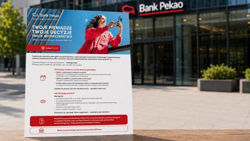 Ulotka Banku Pekao poświęcona cyberbezpieczeństwu i ochronie przed oszustwami na tle siedziby banku.