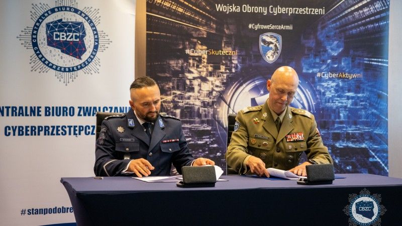 Podpisanie porozumienia. Od lewej: Komendant CBZC insp. Wojciech Olszowy, Dowódca WOC gen. bryg. dr. Inż. Mariusz Chmielewski