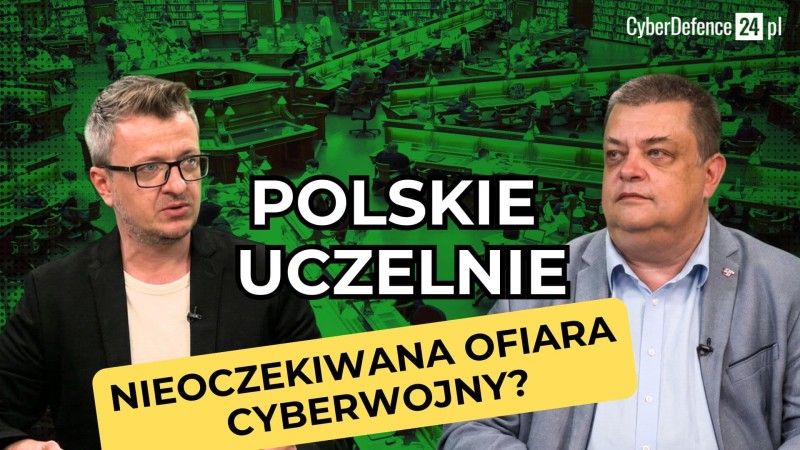 Dwóch mężczyzn na tle sali akademickiej oraz napis „Polskie uczelnie. Nieoczekiwana ofiara cyberwojny?” na grafice CyberDefence24.