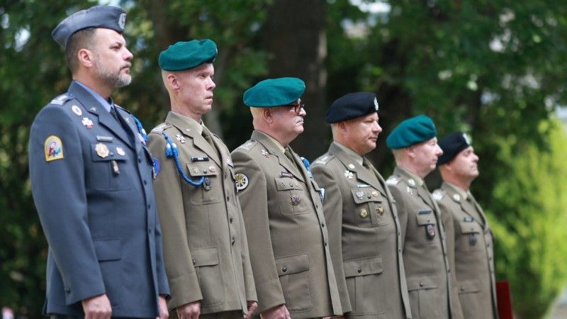Gen. byg. Mirosław Postołowicz otrzymał nominację na stanowisko dyrektora jednostek wsparcia łączności NATO. Decyzja ma wyrażać zaufanie do kompetencji polskich oficerów.