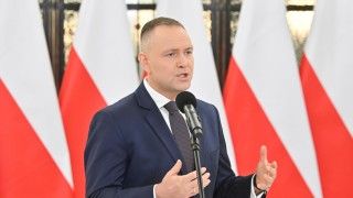 Prezydent Karol Nawrocki zawetował ustawę umożliwiającą wdrożenie eDziennika. Strona rządowa oceniła decyzję jako prolobbystyczną, zaś opozycja poparła stanowisko głowy państwa.