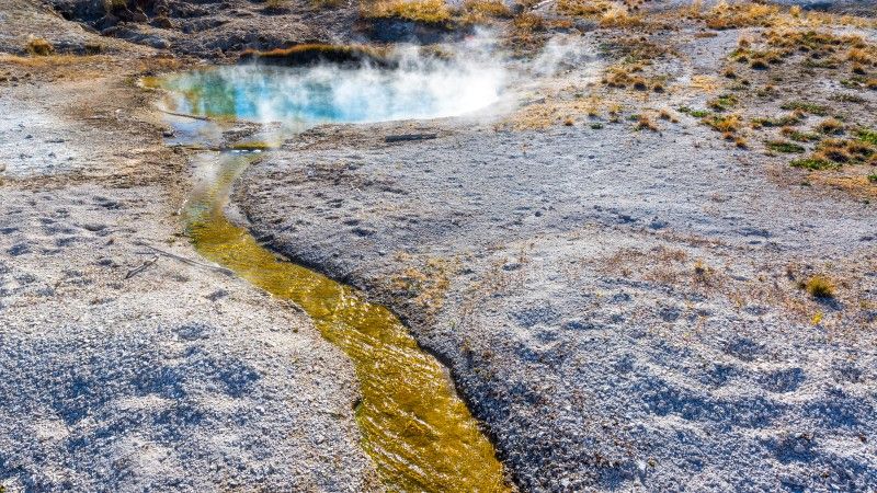 stream-and-steaming-pool-in-west-thumb-geyser-basi-2026-03-26-08-30-04-utc