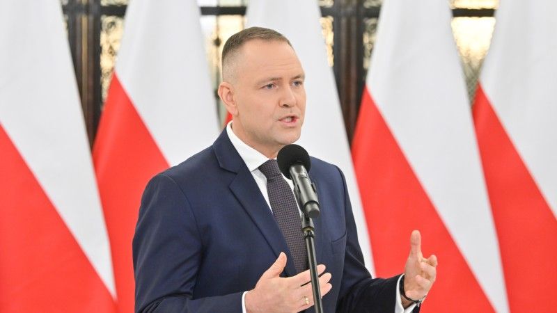 Prezydent Karol Nawrocki zawetował ustawę umożliwiającą wdrożenie eDziennika. Strona rządowa oceniła decyzję jako prolobbystyczną, zaś opozycja poparła stanowisko głowy państwa.