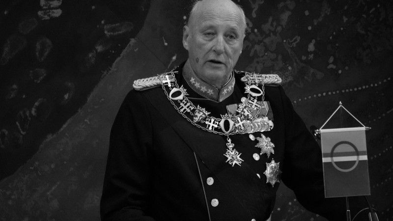 Król Norwegii Harald V, zdjęcie czarno-białe
