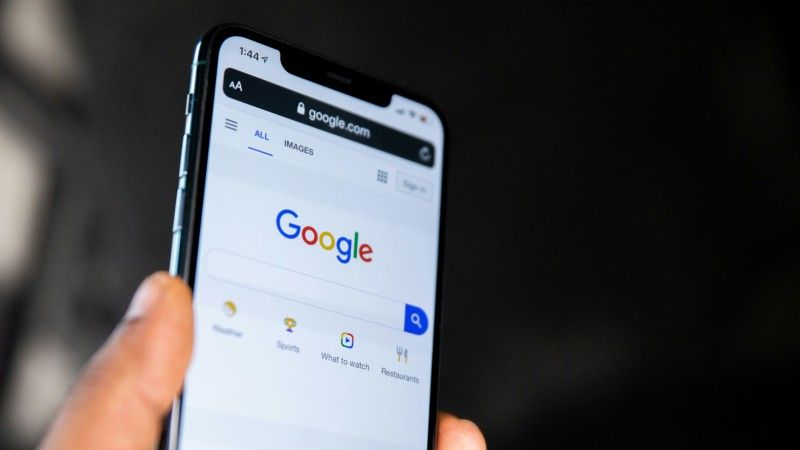 Google wprowadza zmiany w polityce nadużywania reputacji strony. Treści komercyjne na portalach nie będą miały obniżanej pozycji w wyszukiwarce. Jest to efekt działań KE.