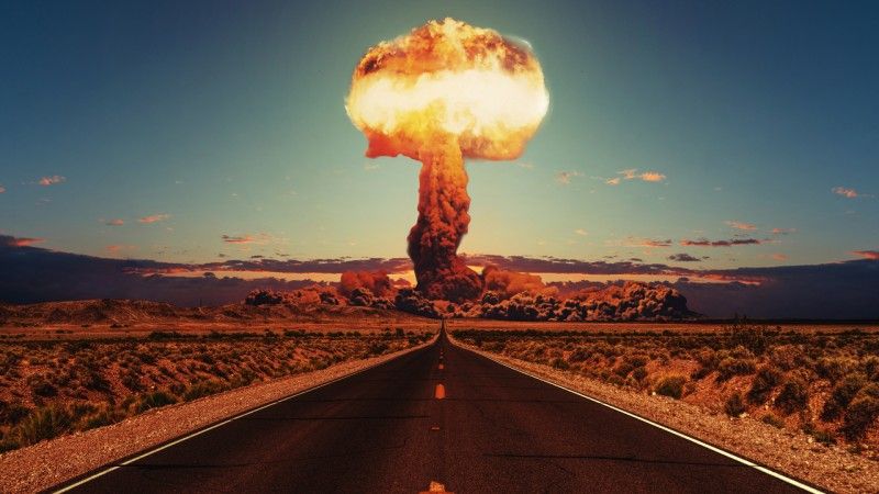 Bomba atomowa eksplodująca przed asfaltową drogą - zdjęcie ilustracyjne