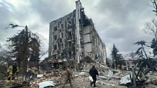 Skutek rosyjskiego ataku na Izium.