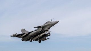 Wielozadaniowy samolot bojowy Dassault Rafale M francuskiego Lotnictwa Marynarki Wojennej (fr. Aéronavale) wzbija się w powietrze z ćwiczebną wersją pocisku manewrującego ASMPA-R. W wariancie bojowym ten środek rażenia przenosi głowicę jądrową.