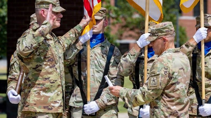 Przekazanie dowodzenia w V Korpusie US Army.