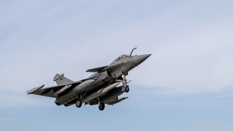 Wielozadaniowy samolot bojowy Dassault Rafale M francuskiego Lotnictwa Marynarki Wojennej (fr. Aéronavale) wzbija się w powietrze z ćwiczebną wersją pocisku manewrującego ASMPA-R. W wariancie bojowym ten środek rażenia przenosi głowicę jądrową.