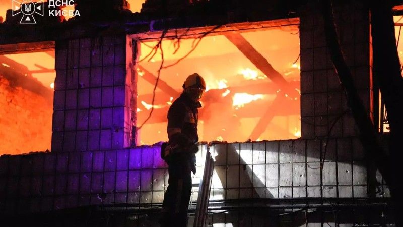Strażacy walczą z pożarem po rosyjskich nalotach