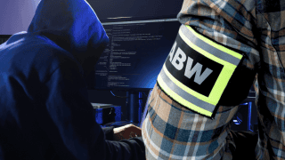 Funkcjonariusz ABW i hacker przed komputerem