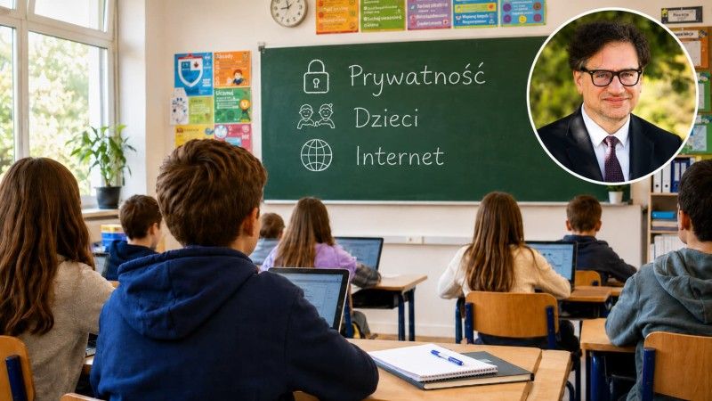 W szkolnej klasie dzieci siedzą w ławkach i pracują przy laptopach, a na tablicy widnieją kredą napisy „Prywatność”, „Dzieci” i „Internet”. W prawym górnym rogu umieszczono duże okrągłe zdjęcie Prezesa UODO