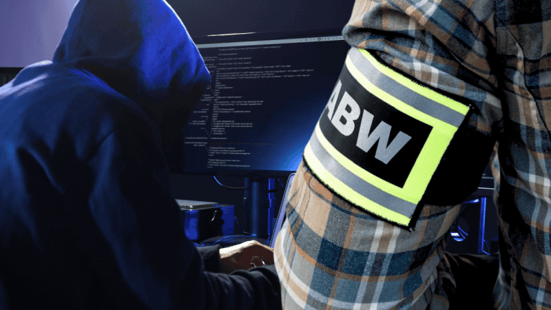 Funkcjonariusz ABW i hacker przed komputerem