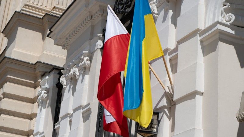 Flagi Polski i Ukrainy wiszą na budynku - zdjęcie ilustracyjne