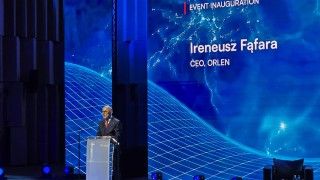 Ireneusz Fąfara mówi zza mównicy na scenie
