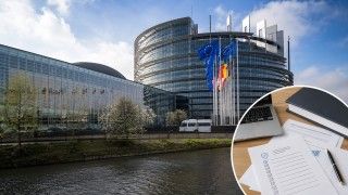 Budynek Parlamentu Europejskiego z flagami Unii Europejskiej; w prawym dolnym rogu grafiki widoczne dokumenty związane z audytem i zarządzaniem ryzykiem.