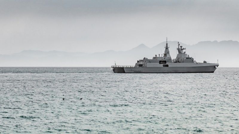 Nowoczesny okręt wojenny na oceanie - zdjęcie poglądowe