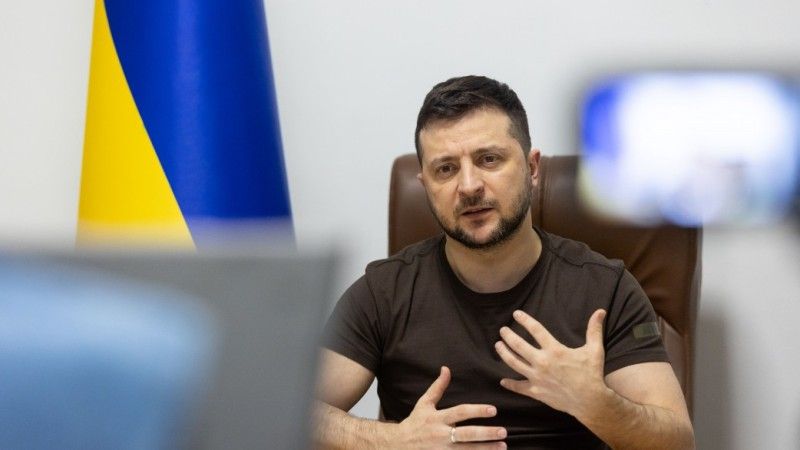 Prezydent Ukrainy Wołodymyr Zełenski w trakcie przemówienia - zdjęcie poglądowe