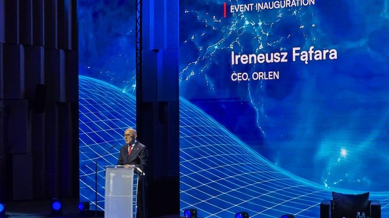 Ireneusz Fąfara mówi zza mównicy na scenie