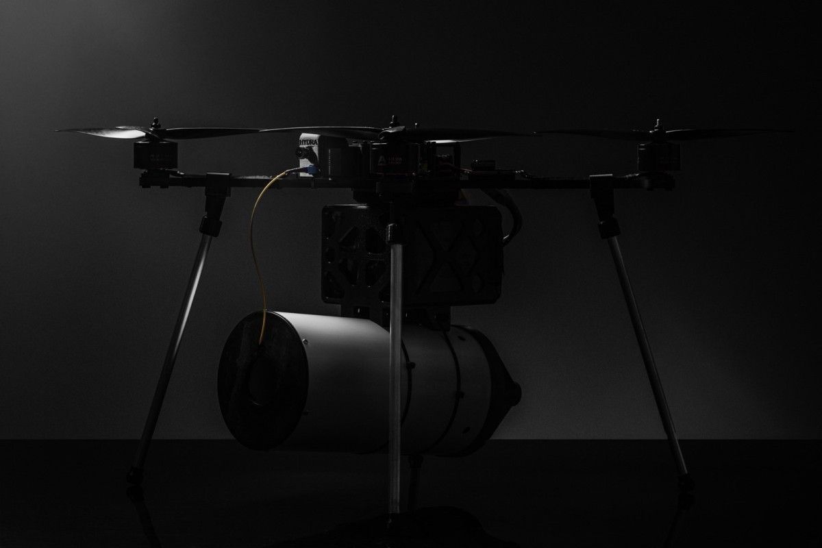 Rój dronów na światłowodach i robot o udźwigu 250 kg