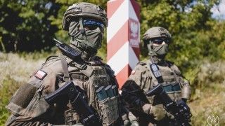 Żołnierze WOT strzegą polskiej granicy.