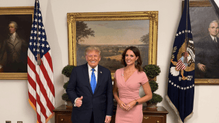 Donald Trump i Bev Turner pozują na tle obrazów i flagi USA