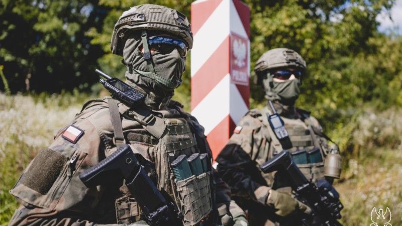 Żołnierze WOT strzegą polskiej granicy.