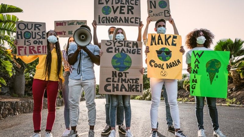 grupa osób protestujących na rzecz klimatu