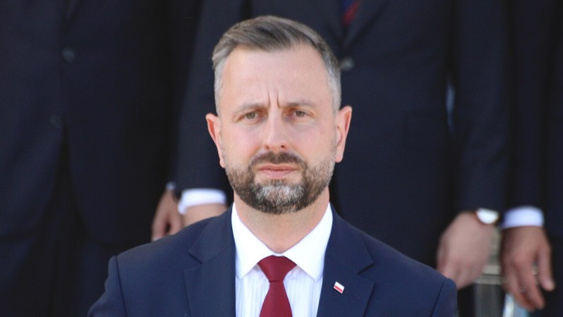 Szef MON, Władysław Kosiniak-Kamysz stoi w zamyśleniu - zdjęcie poglądowe