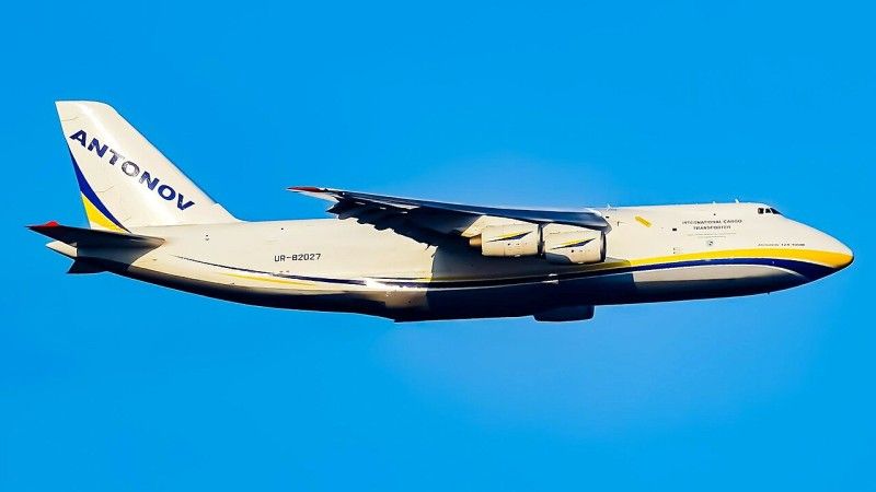 Ukraiński Antonow An-124 na tle nieba - zdjęcie poglądowe