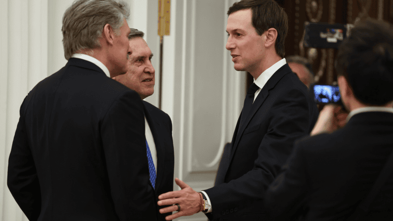 Jared Kushner w Moskwie rozmawia z Dmitrijem Pieskowem i Jurijem Uszakowem - zdjęcie poglądowe