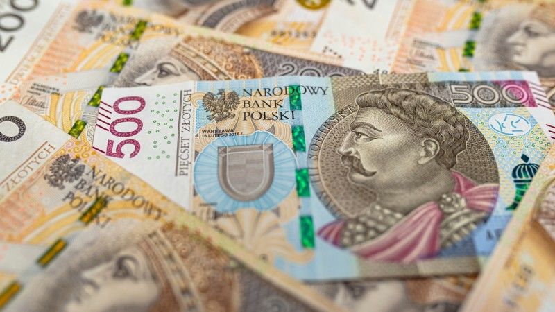 Banknot 500 złotych na banknotach 200 złotych - zdjęcie poglądowe