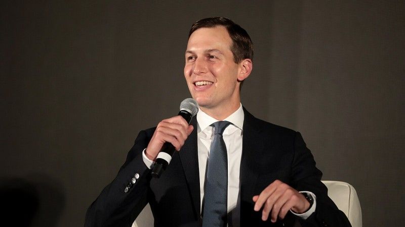 Jared Kushner mówi do mikrofonu - zdjęcie poglądowe