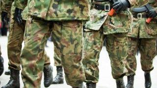 Maszerujący polscy żołnierze - zdjęcie poglądowe