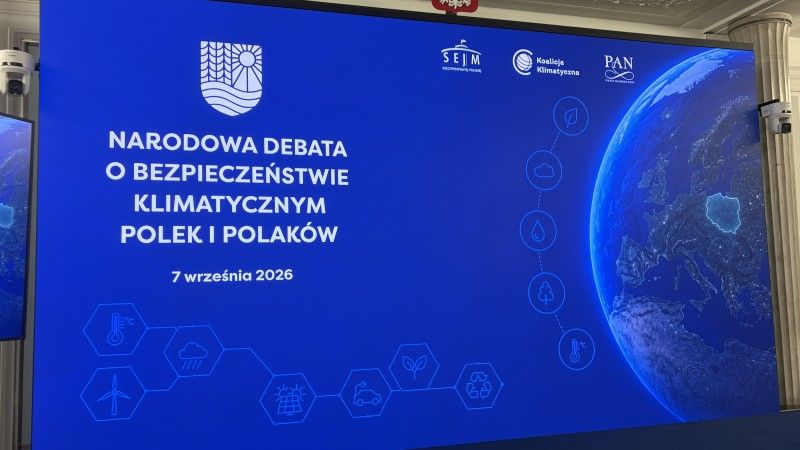 prezentacja z logo debaty na scenie