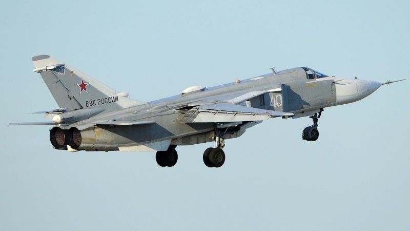 Bombowiec Su-24 na niebie - zdjęcie poglądowe
