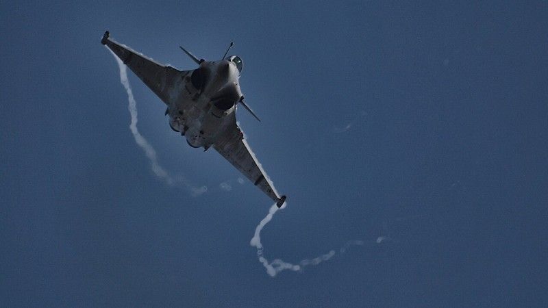 Dassault Rafale C manewruje na niebie - zdjęcie poglądowe