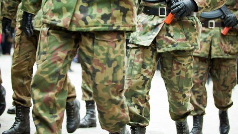 Maszerujący polscy żołnierze - zdjęcie poglądowe