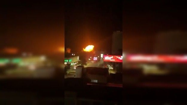 Kadr z materiału wideo przedstawiającego atak na rosyjski port
