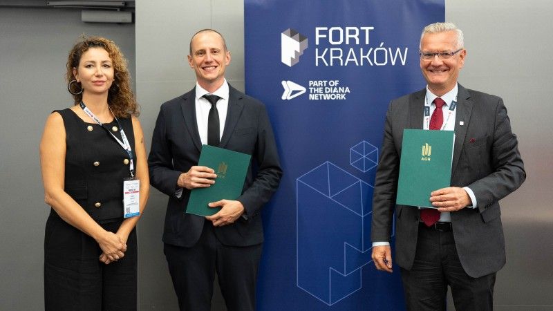 Podpisanie porozumienia między AGH i PIDU podczas MSPO 2026.