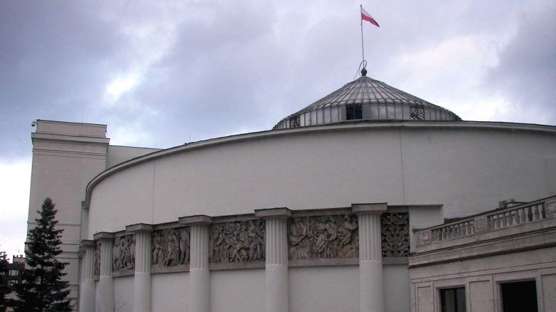 24 organizacje biznesowe i społeczne zaapelowały do Marszałka Sejmu o umożliwienie Polakom uczestniczenia w wyborze szefa organu nadzoru AI. Ma to zapewnić jakość i zaufanie społeczne.