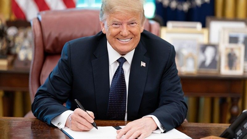 Prezydent Donald Trump uśmiecha się - zdjęcie poglądowe