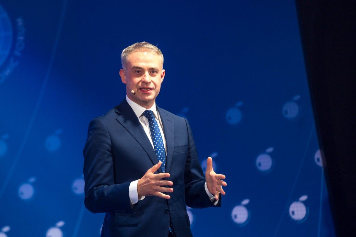 Politycy bezkarnie sieją fake newsy. Gawkowski: „trzeba wskazywać ich palcem”