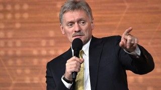 Dmitrij Pieskow w trakcie przemówienia - zdjęcie poglądowe