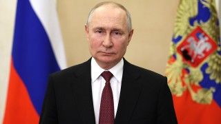 Władimir Putin na tle rosyjskich flag - zdjęcie poglądowe
